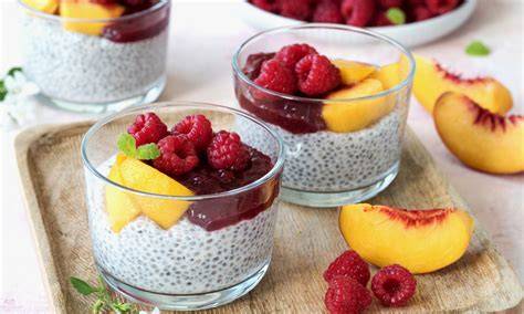 Chia-Pudding mit Früchten und einem Löffel zum Frühstück
