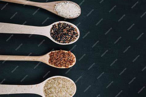 Chia-Samen auf Löffel mit verschiedenen Pflanzenmilchsorten