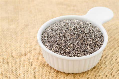 Chia-Samen in einer Schale und Pflanzenmilch
