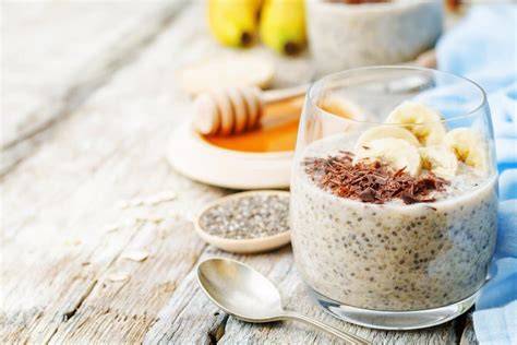 Chiapudding mit Bananenscheiben und Kakao-Topping