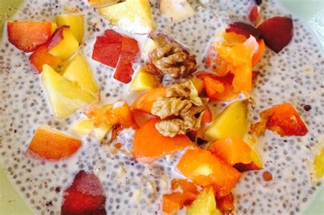 Chiapudding mit Himbeertopping und Nüssen