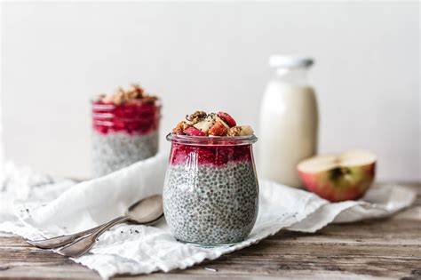 Chiapudding mit buntem Früchte-Topping und Nüssen