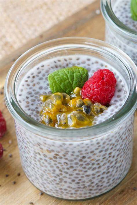 Chiasamen in einem Löffel über einem Glas mit Chia Pudding