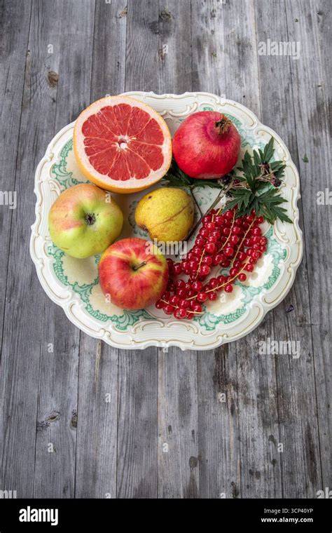 Chicorée und Grapefruit auf Holztisch