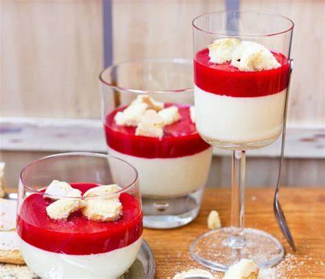 Chili-Schoko-Cocktail im Glas, mit geraspelter weißer Schokolade garniert