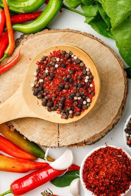 Chilischoten und Schokoladentropfen auf Holzbrett