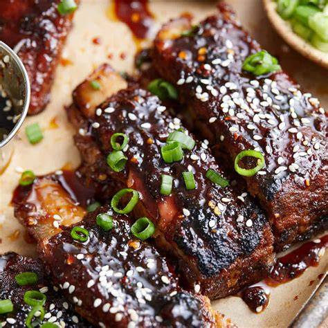 Chinesische Sticky Ribs auf Planke, glänzende Honig-Glasur