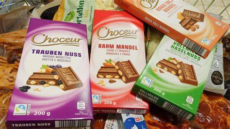 Choceur und Chateau Schokoladentafeln im Supermarktregal