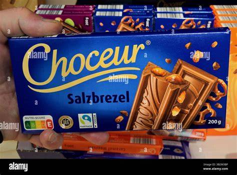 Choceur-Schokolade von Aldi neben Milka-Produkten im Regal