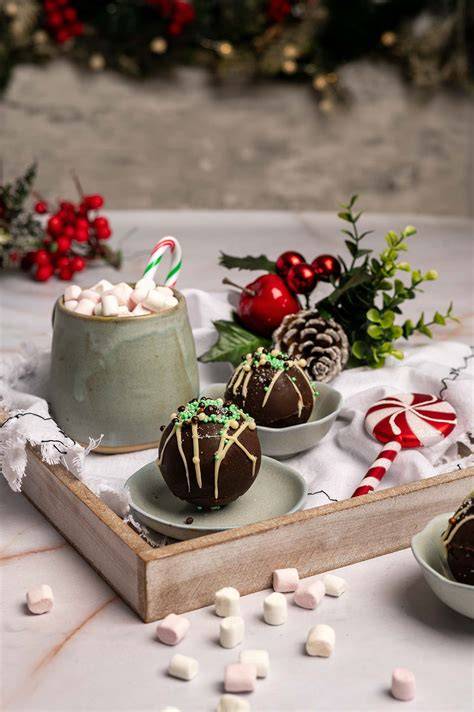 Choco Bombs in Herstellung: Schokoladen-Halbkugeln befüllen