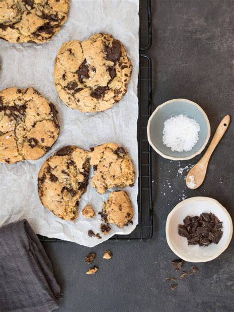 Chocolate Chip Cookies mit Kokosöl auf Gitter