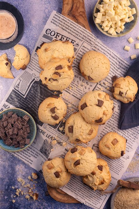 Chocolate Chunks und Zutaten auf der Arbeitsfläche