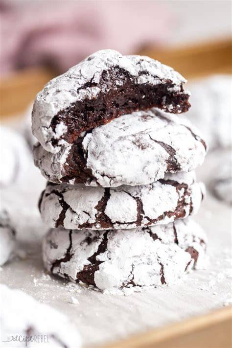 Chocolate Crinkle Cookies im Puderzucker