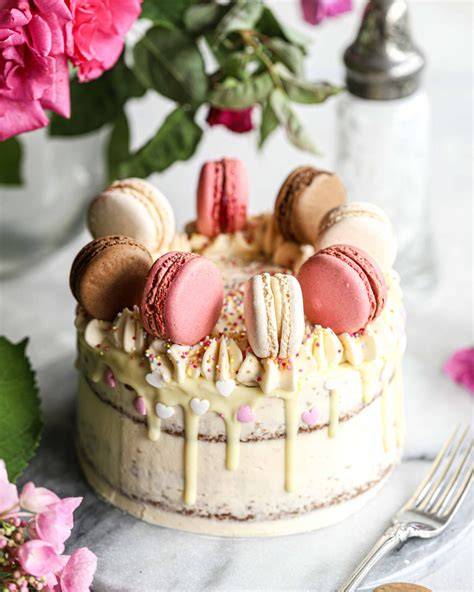 Chocolate Layer Cake dekoriert mit Macarons und Pralinen