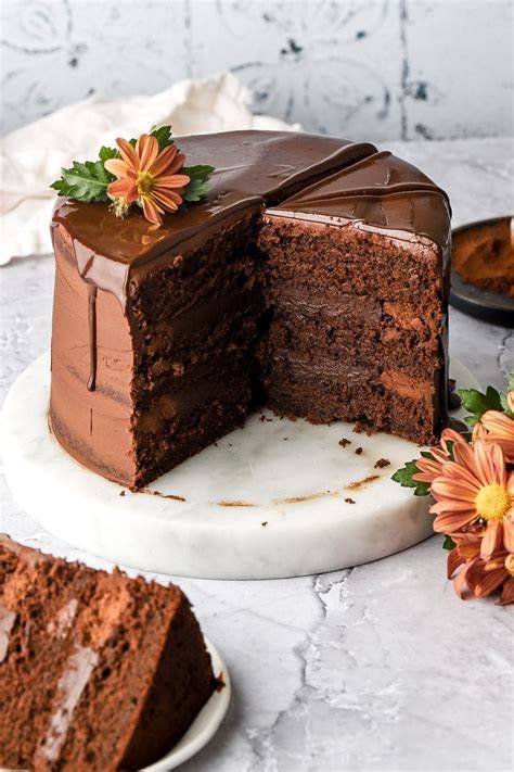 Chocolate Layer Cake mit Macarons und Ganache