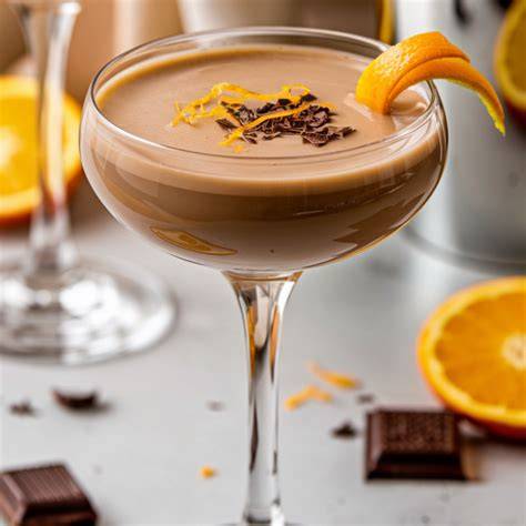 Chocolate Orange Martini mit Orangenzeste und Schokoladenrand