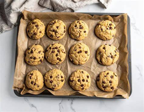 Chocolate chip cookies auf einem Blech, frisch gebacken