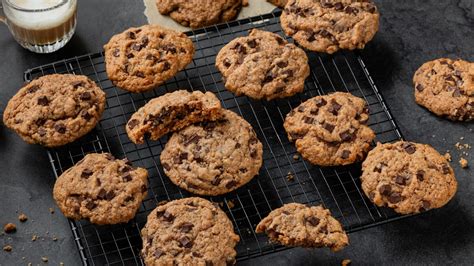 Chocolate-Chip-Cookies aus altem Brot auf Backblech