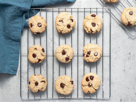 Chocolate-Chip-Tahini-Cookies auf Kuchengitter