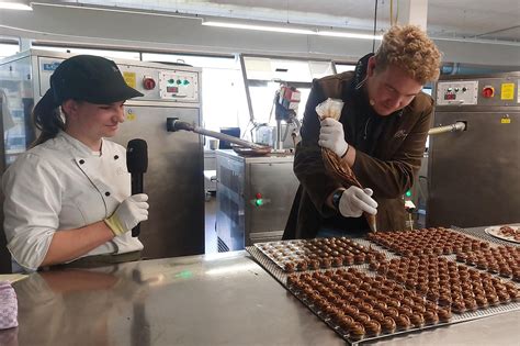 Chocolatier bei der Arbeit: Kreativität und Handwerk