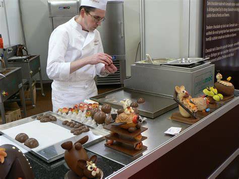 Chocolatier bei der Herstellung individueller Schokofiguren