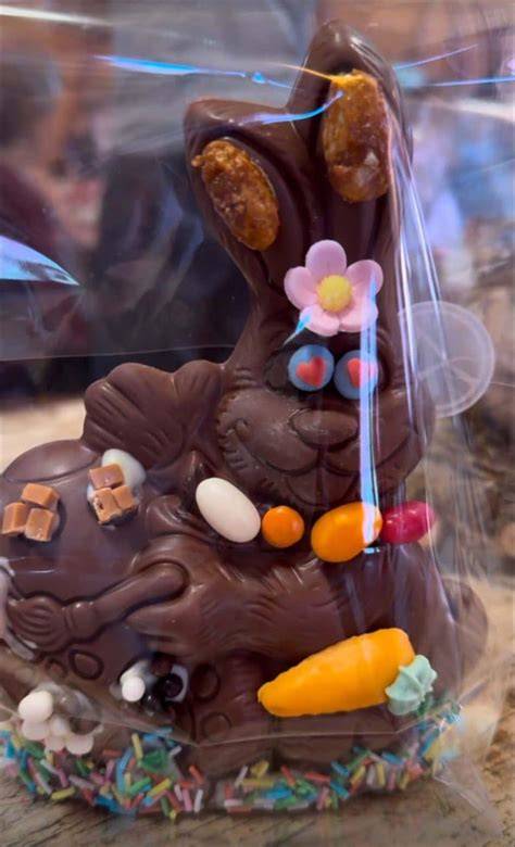 Chocolatier beim Schminken eines Schoko-Osterhasen