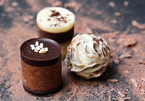 Chocolatier gestaltet handgefertigte runde Pralinen