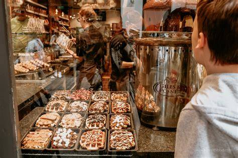 Chocolatier-Boutique in Brüssel mit Pralinenauslage