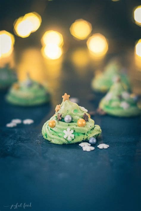 Christbaum Baiser Plätzchen mit bunten Zuckerperlen