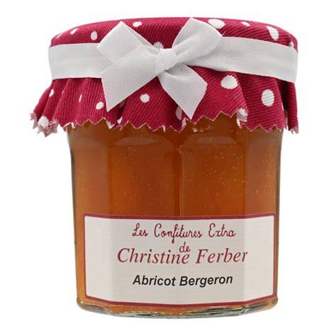 Christine Ferber zusammen mit ihrem Team beim Marmeladekochen