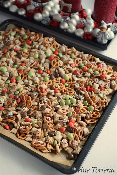 Christmas Crunch Zutaten und fertige Stücke, bunt dekoriert auf Backpapier