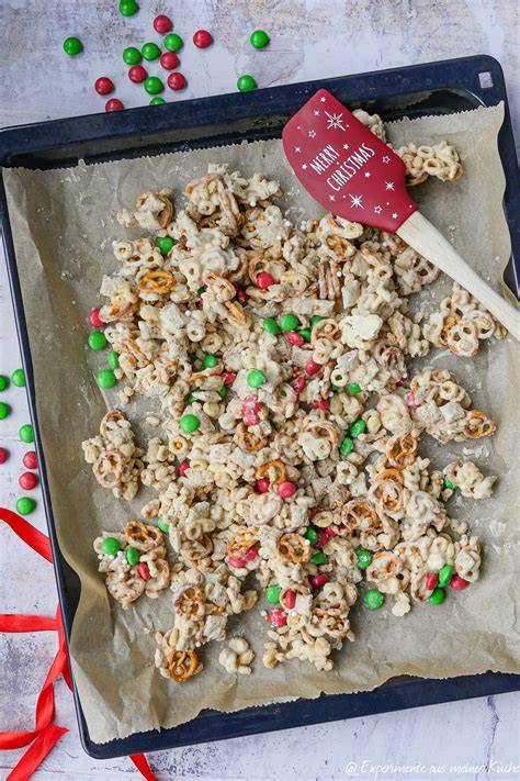 Christmas Crunch auf einem Blech mit bunten M&Ms