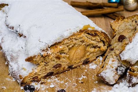 Christstollen aufgeschnitten: Querschnitt mit Marzipanfüllung