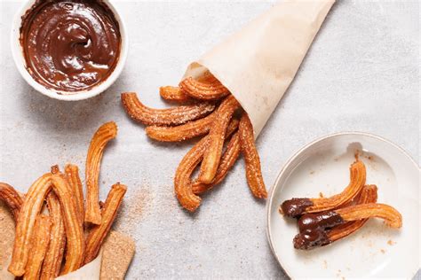 Churros frisch frittiert mit einer Tasse heißer Schokolade
