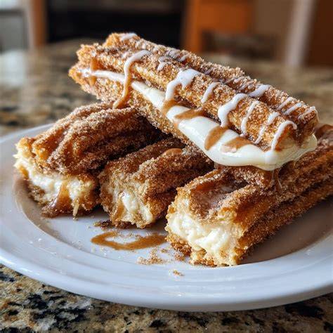 Churros-Cheesecake Bars auf einem Teller, servierfertig