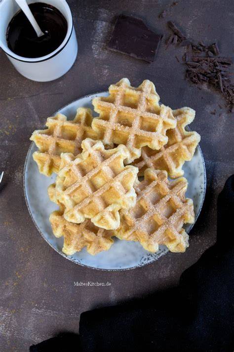 Churros-Waffeln mit Zimt-Zucker und Schokosauce