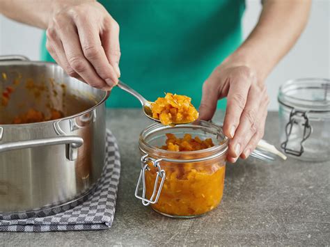 Chutney wird in Gläser gefüllt