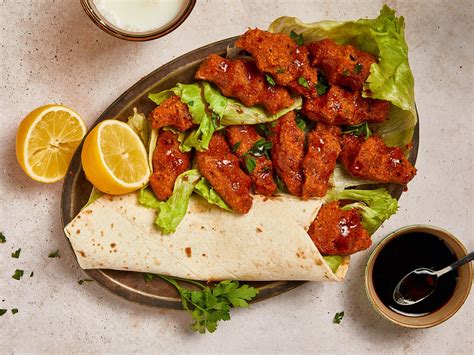 Cig Köfte auf Salatblatt mit Granatapfelsirup