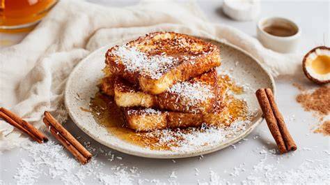 Cinnamon Streusel French Toast auf einem Teller mit Ahornsirup