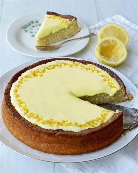 Citronmåne: Anschnitt mit gelber Glasur, Textur und Marzipananteil