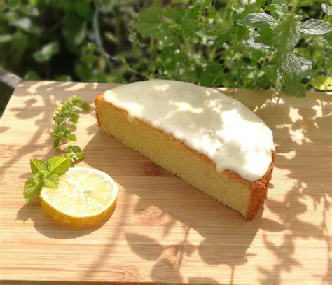 Citronmåne Zitronenmond mit gelber Glasur aufgeschnitten, Halbmond-Form, Zitrone und Marzipan
