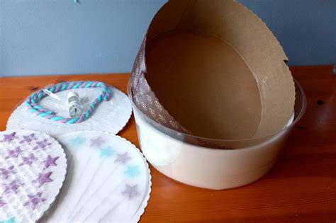 Clever Cakes Set: vorgefertigte Fondanthülle und Deko