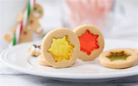 Close-up: Geöffnete Buntglas-Plätzchen mit Bonbonfüllung
