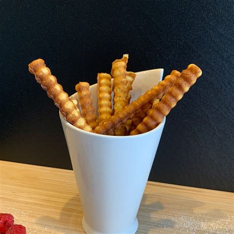 Close-up: Pommeswaffel mit Marshmallows und Schokoladensoße