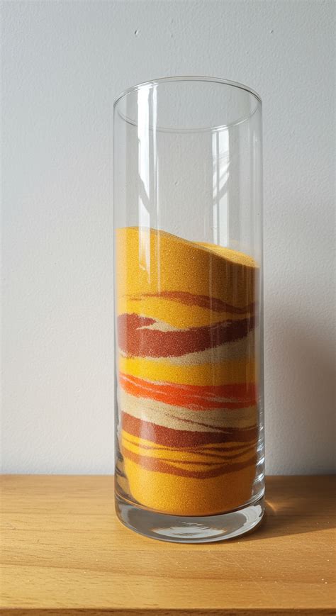 Close-up: Schichten in einem Glas mit kontrastreichen Farben