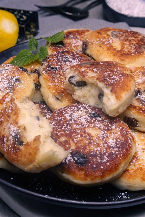 Close-up: Schnitt durch saftige Schoko-Quark-Schnitte
