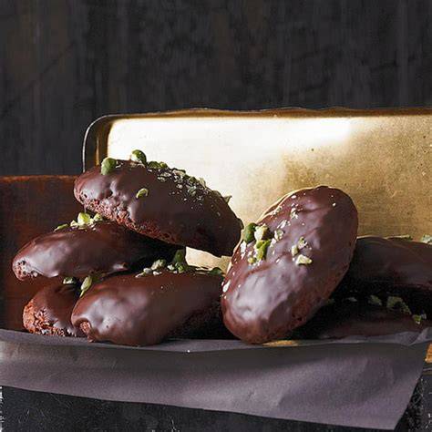 Close-up: Schokoladenplätzchen mit Stout-Glasur auf Kühlgitter