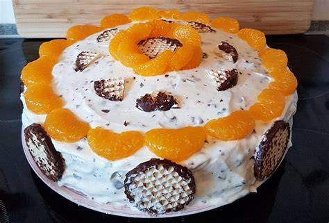 Close-up: Stück Schokokuss-Mandarinen-Torte mit Smarties®-Dekor