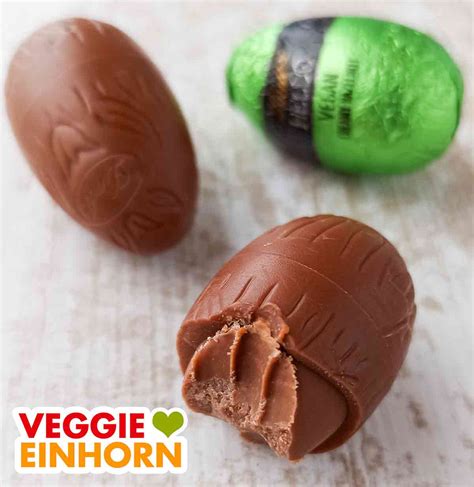 Close-up: aufgebrochene vegane HELLO Ostereier mit Haselnusscreme