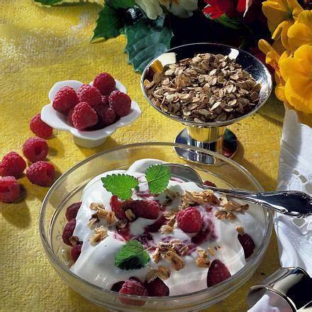 Close-up: geschlagene Sahne mit gerösteten Haferflocken und Himbeeren
